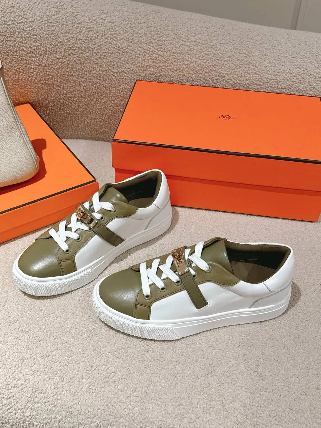 👟👟Ex-factory price 600👟👟Hermes top version couple model Epsom calfskin and calfskin loafer style lace-up sneakers, with functional rose gold-plated Kelly shoe buckles. Create a stylish urban look. Fabric: Specific cowhide/canvas material Lining: Sheepskin lining Outsole: Original molded TPU outsole Size: 35-45